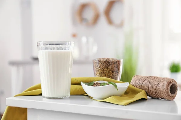 Vidro com leite de cânhamo — Fotografia de Stock