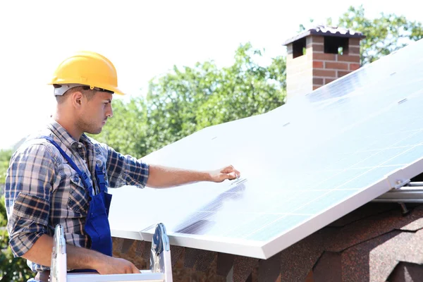Trabalhador de instalação de painéis solares — Fotografia de Stock