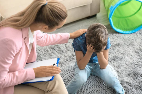 Jeune psychologue travaillant avec un petit garçon au bureau — Photo