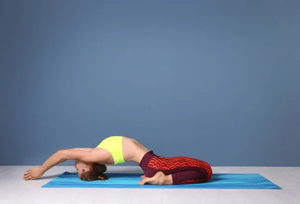 Jonge vrouw die yoga beoefent — Stockfoto