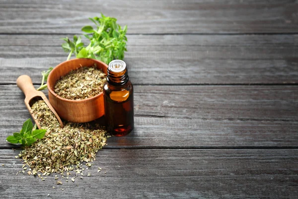 Glazen flesje met oregano olie — Stockfoto