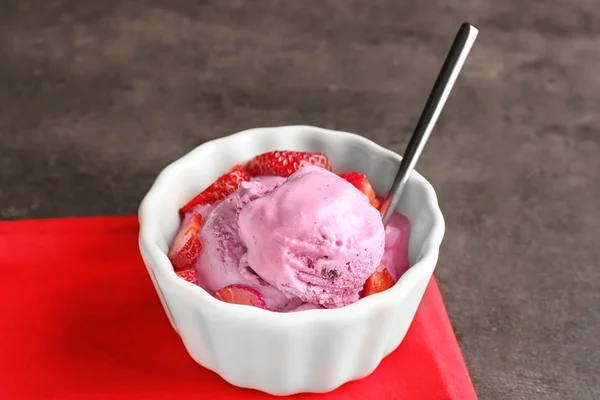 Delizioso gelato alla fragola — Foto Stock