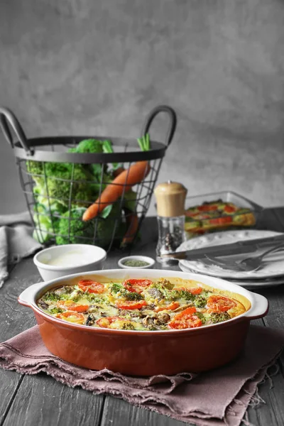 Plat de cuisson avec une délicieuse casserole de brocoli — Photo