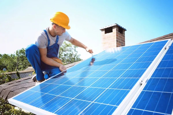 Trabajador instalando paneles solares Imagen de archivo