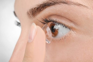 Genç kadın Kontakt lens koyarak