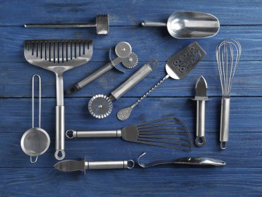 Mutfak gereçleri masada. 