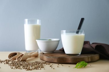 Kenevir süt ile kompozisyon 