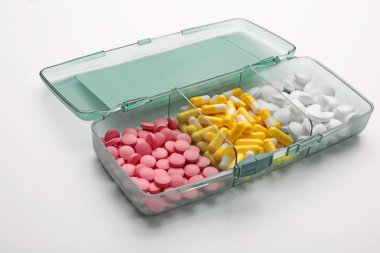 Beyaz hapları ile konteyner 