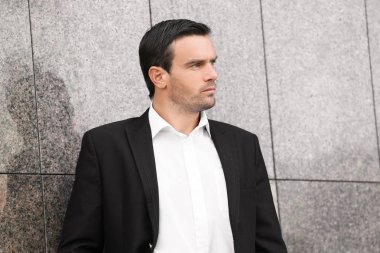 Zarif siyah elbiseli yakışıklı adam  