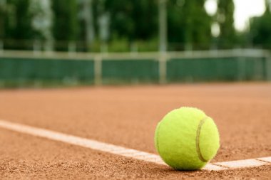 Modern kortunda tenis topu