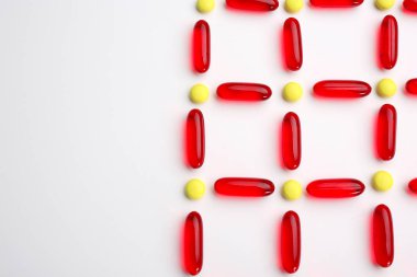 Renkli hapları ile kompozisyon