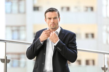 Zarif siyah elbiseli yakışıklı adam  