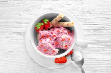 lezzetli çilekli dondurma 