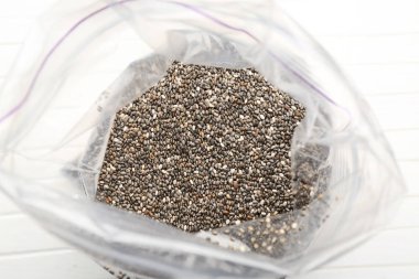 Masada açık selofan poşet içinde Chia tohum