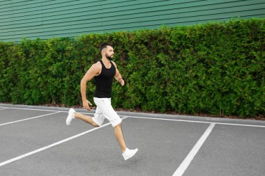 Yakışıklı adam çalıştıran  