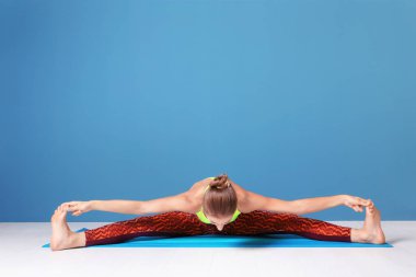 Yoga Çalışan Genç Kadın