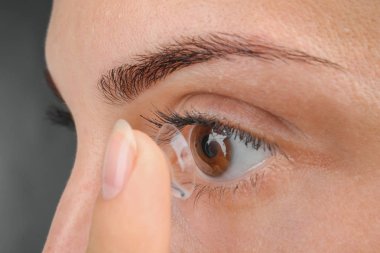 Genç kadın Kontakt lens koyarak