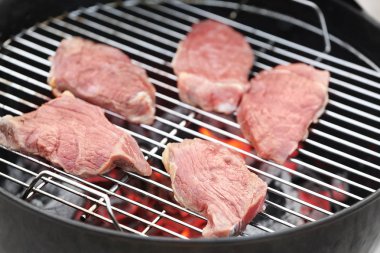 Çiğ biftek pişirme Barbekü Izgara
