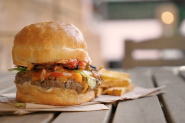 Tahta masada lezzetli bir hamburger.