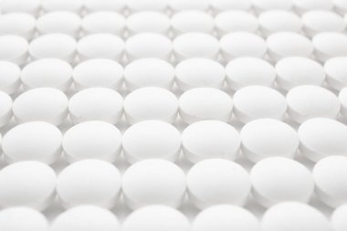 Beyaz yuvarlak hapları