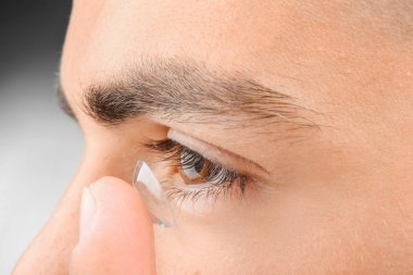 Koyarak Kontakt lens, closeup genç adam