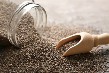 Kepçe ve kavanoz chia tohum, closeup üzerinde