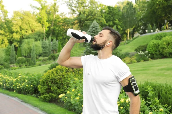 Schöner Mann trinkt Wasser — Stockfoto