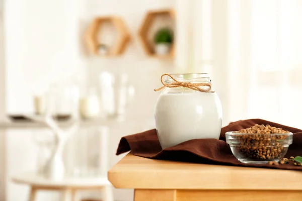 Vaso con latte di canapa — Foto Stock