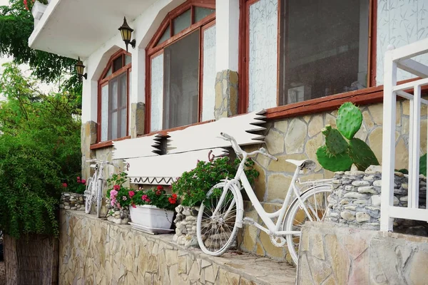 Fachada de edificio antiguo con grandes ventanales y letrero — Foto de Stock