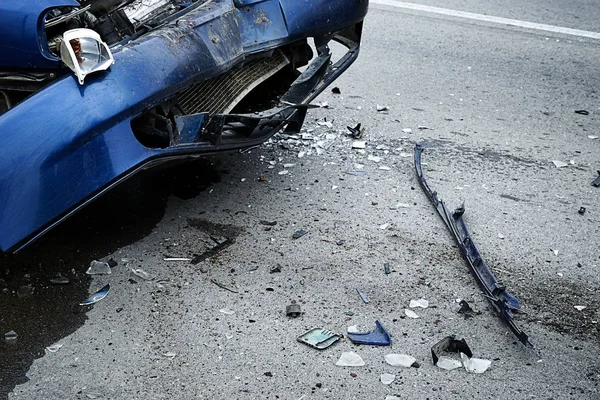 Poškozené auto na silnici — Stock fotografie