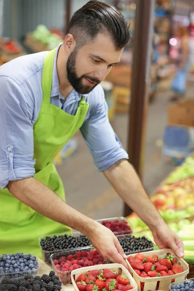 Satıcı markette çalışan önlük
