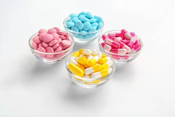 Composizione con diverse pillole colorate — Foto Stock