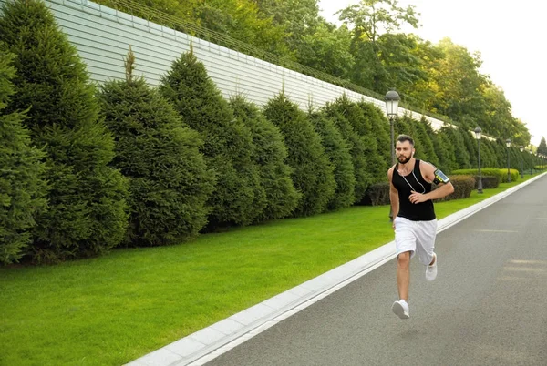 Hombre deportivo corriendo al aire libre — Foto de Stock