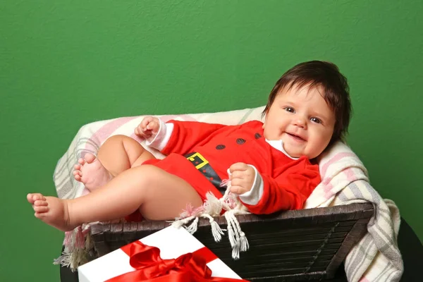 Cesta com bebê bonito em traje de Papai Noel — Fotografia de Stock