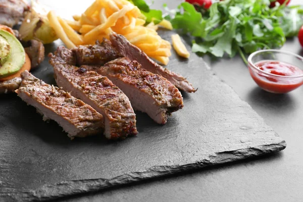 Leckere Steak Pommes vom Grill — Stockfoto