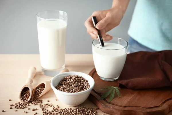 Vrouw met glas hennep melk — Stockfoto