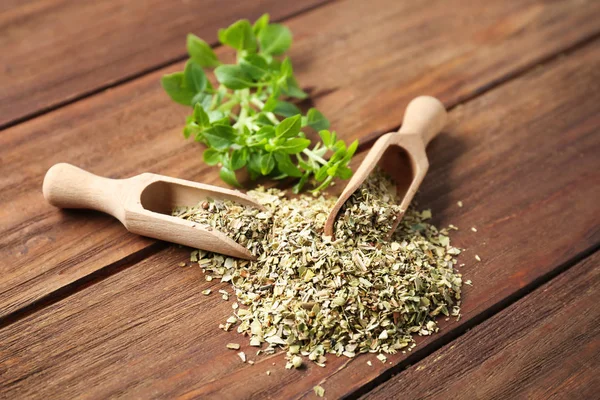 Bolletjes met gedroogde oregano — Stockfoto