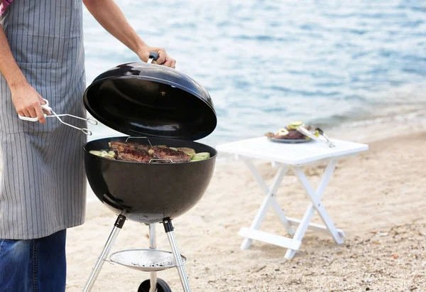 Hombre cocinando sabrosos filetes — Foto de Stock