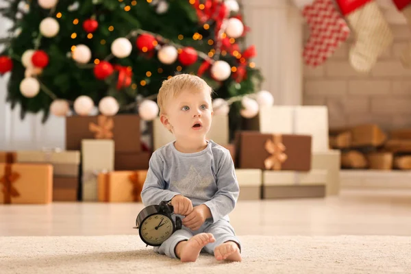 Şirin bebek ile masa saati vasıl ev. Noel geri sayım kavramı