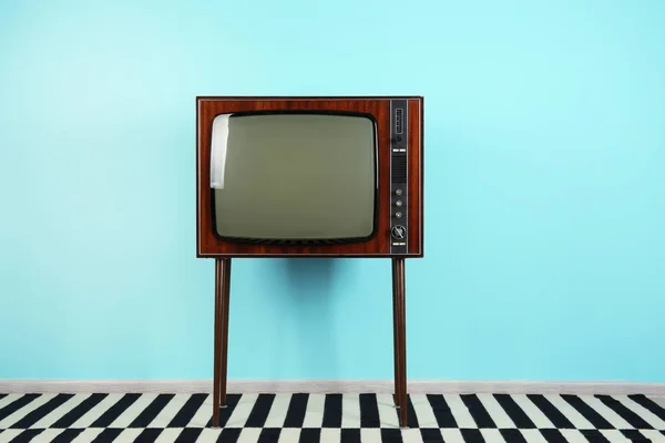 Vintage TV in de buurt van kleur muur — Stockfoto