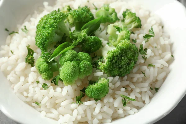Läckra ris med broccoli i skål — Stockfoto