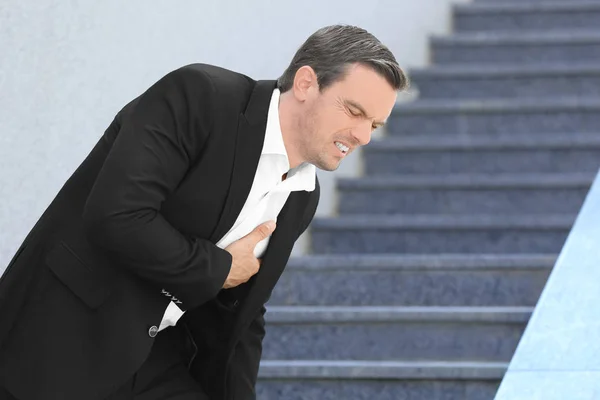 Mature Man Suffering Heart Attack Outdoors — Stock Photo, Image