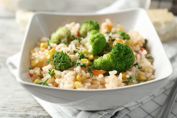 Delicioso pilaf de arroz com brócolis — Fotografia de Stock