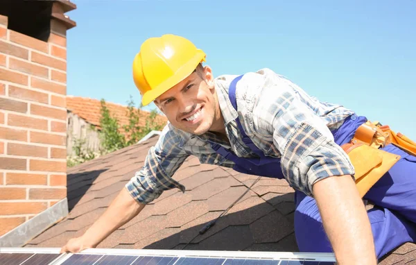 Trabalhador de instalação de painéis solares — Fotografia de Stock