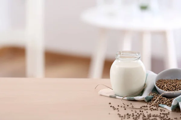 Komposisi dengan susu rami — Stok Foto