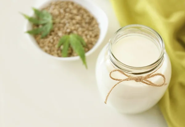 Jar met hennep melk — Stockfoto