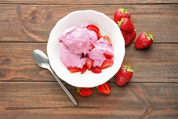 Bol avec délicieuse glace à la fraise — Photo
