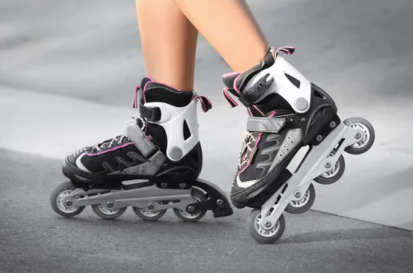 Legs of young woman rollerskating — Stock Photo, Image