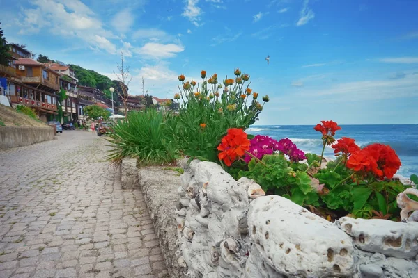 Vedere pitorească a străzii lângă malul mării — Fotografie, imagine de stoc