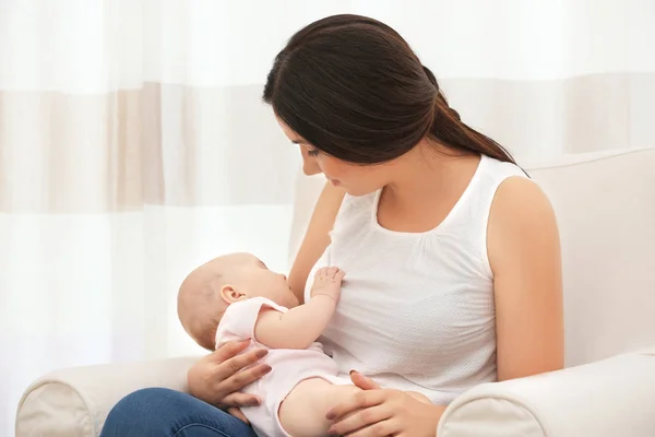 Mãe segurando bebê adormecido — Fotografia de Stock